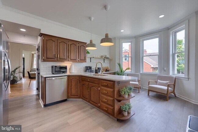 Building Photo - 136 E Harrisburg Ave