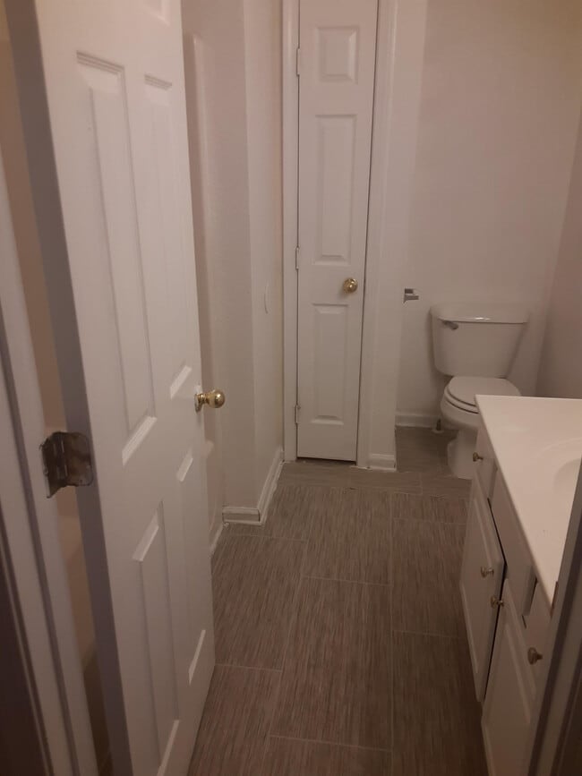 Building Photo - 196 Brookview Dr