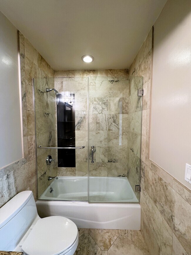 Common Bathroom - 817 18th St