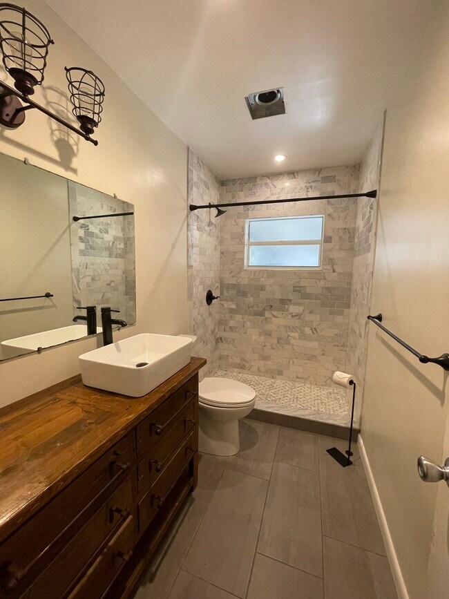 Building Photo - 386 Croton Dr