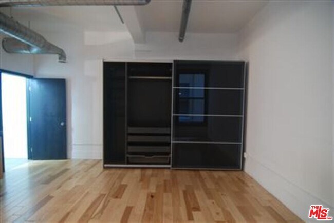 Building Photo - 108 W 2nd St