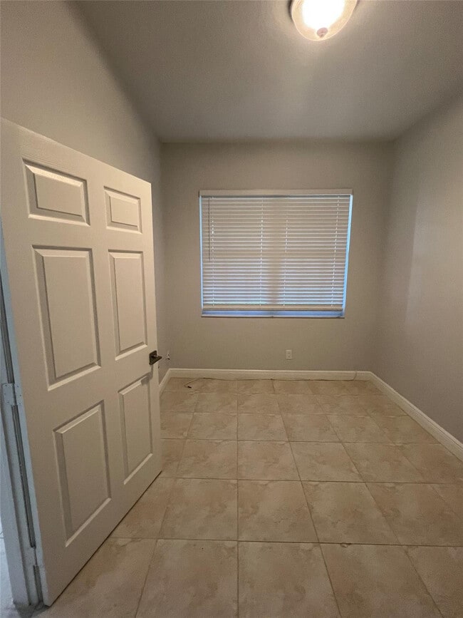 Building Photo - 3318 Lakeside Dr