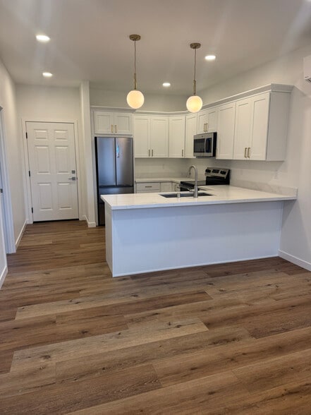 Building Photo - 1331 Lenore Dr