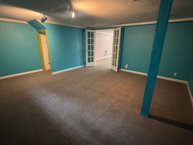 Building Photo - Spacious Home with Great Location