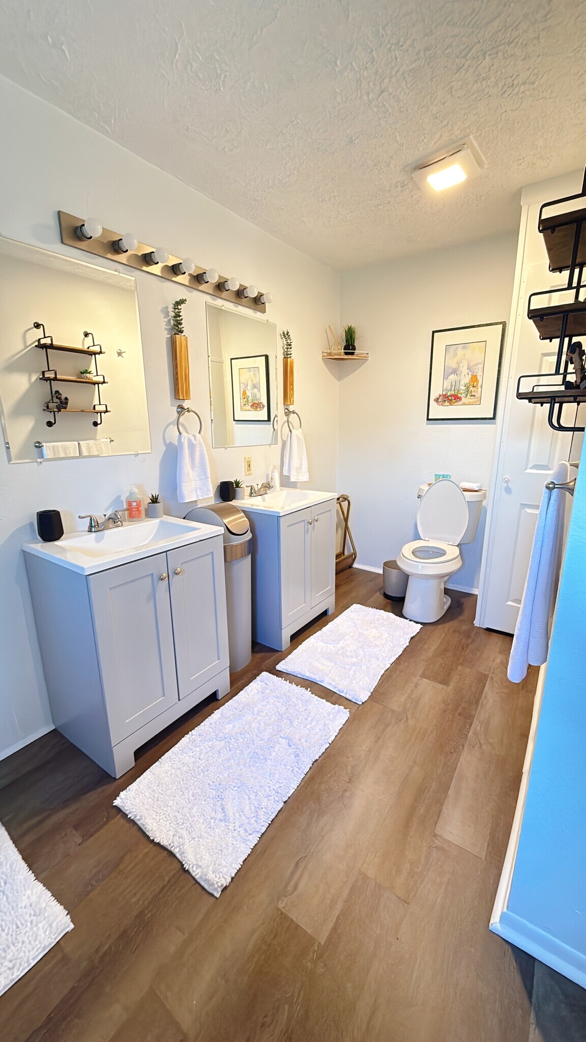 Dual Vanity Master Bathroom - 10603 Thomaswood Ln