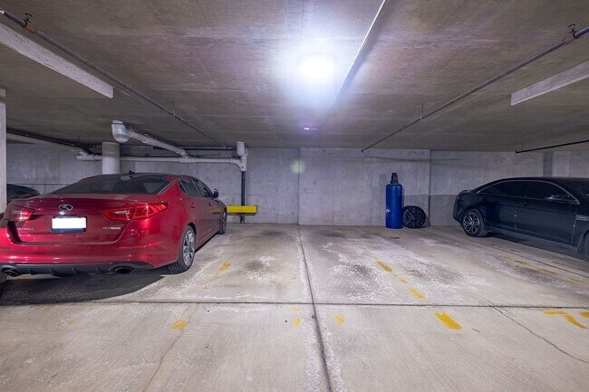 Building Photo - 437 W Division St