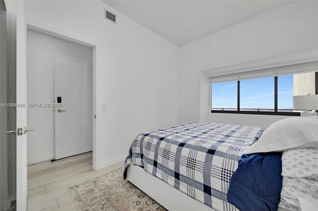 Building Photo - 480 NE 31st St