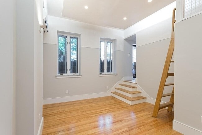 Building Photo - 107 N St