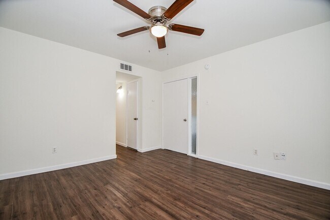 Building Photo - 2824 S Bartell Dr