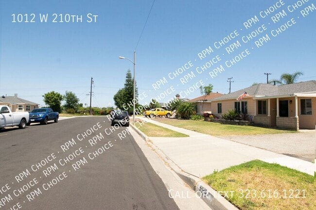 Building Photo - 1012 W 210th St