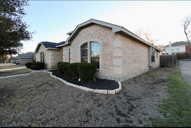 Building Photo - 1405 Meadowlark Ln
