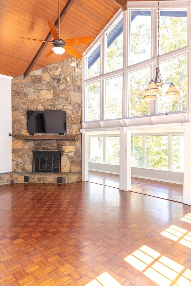 Building Photo - PEACEFUL LIVING.....SECLUSION! Move in ready!!!