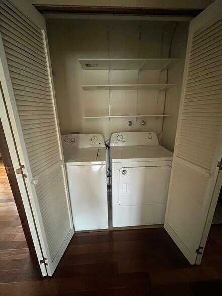 Washer and dryer closet - 7511 N Edgewater Ave