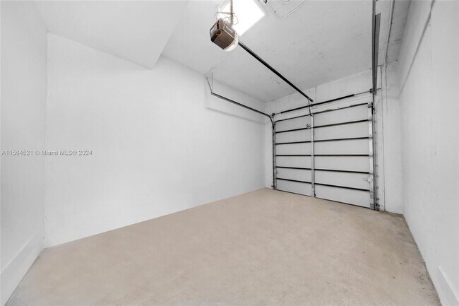 Building Photo - 2921 SW 26th St