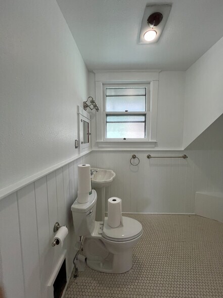 Building Photo - 1402 SE 32nd Ave