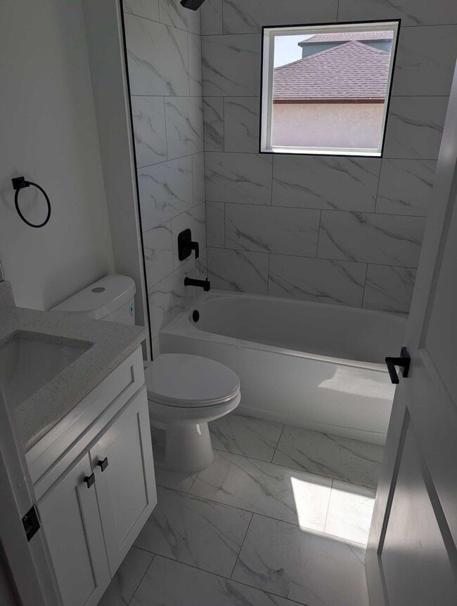 Building Photo - 1423 NE 12th Pl