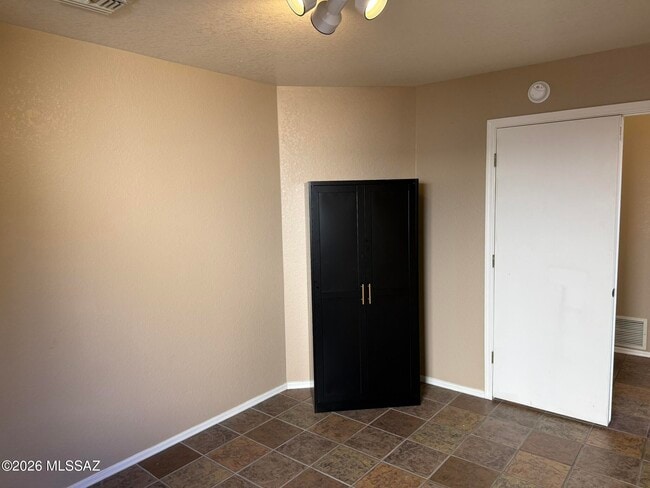 Building Photo - 3002 W Country Ranch Dr