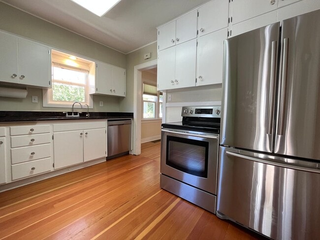 Building Photo - **Coming Soon** Ideal Location Steps from ...