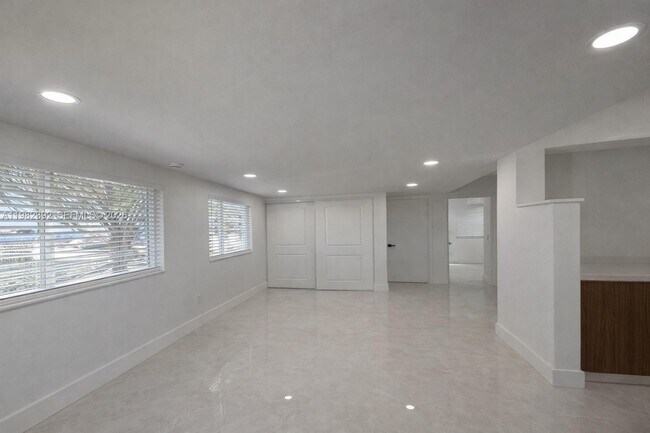 Building Photo - 916 NE 2nd St