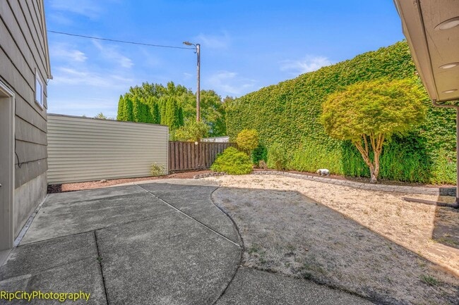 Building Photo - Charming Bungalow in Overlook neighborhood...