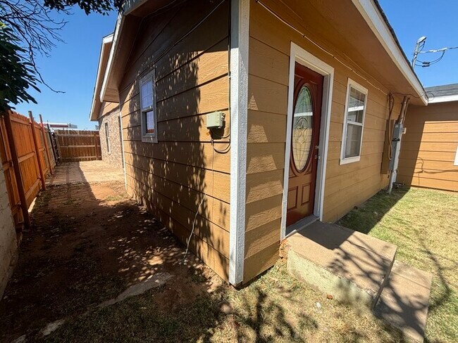 Building Photo - Spacious 3 bed 2 bath home, move in ready