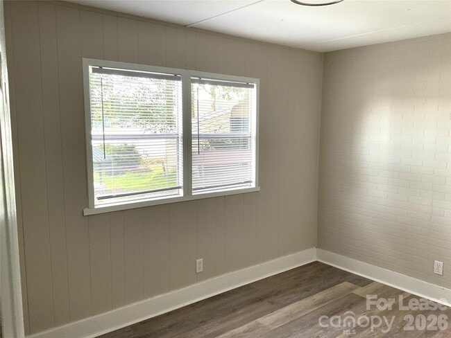 Building Photo - 6950 Ingleside Dr