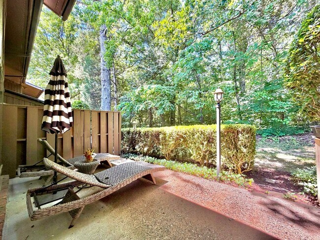 Building Photo - 907 Oak Tree Dr