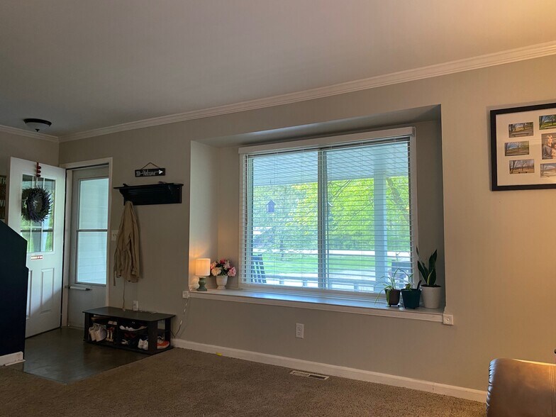 Living Room - 4602 Vettelson Rd