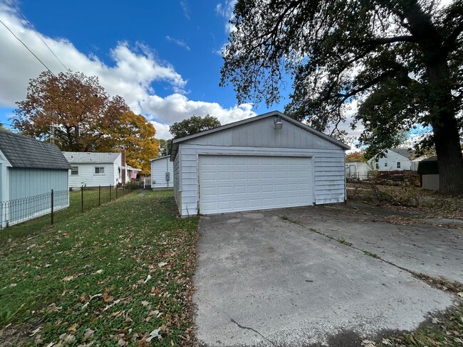Building Photo - 3 bedroom 1 bathroom house with a bonus room!