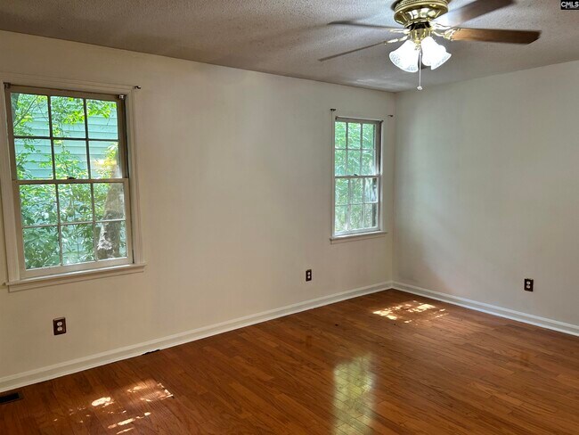 Building Photo - 1405 Parkdale Dr