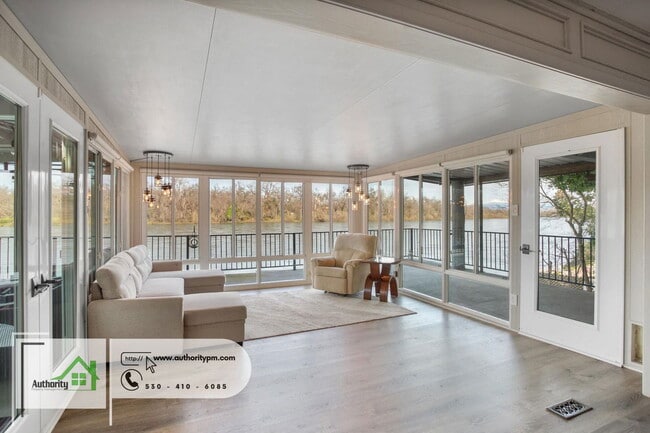 Building Photo - 3317 Riverside Dr