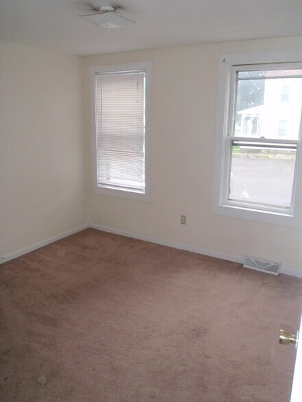Bedroom - 98 Snow St