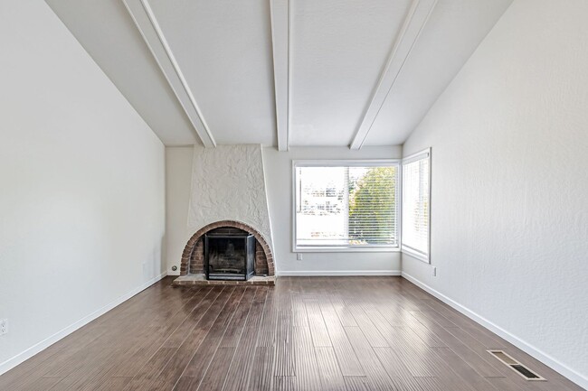 Building Photo - Saratoga Gem - 4BR Home Open Floor Plan & ...
