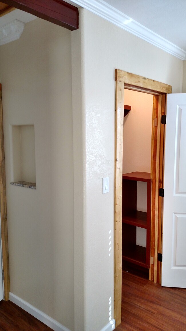 Building Photo - 225 Southlook Ave