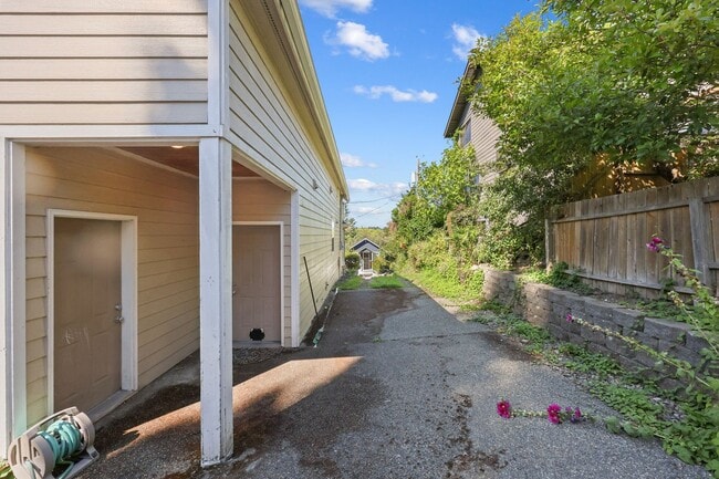 Building Photo - 2720 Sq. Ft. Character Home in downtown Ol...