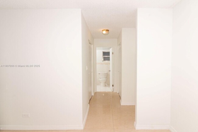Building Photo - 447 NE 195th St