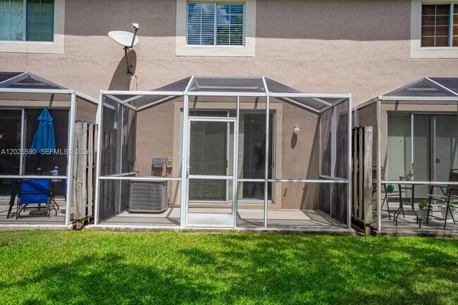 Building Photo - 2098 Madeira Dr