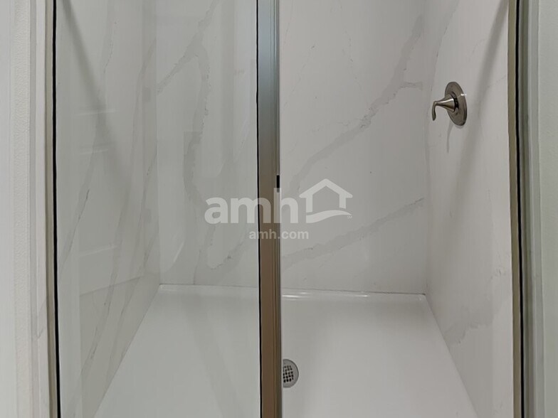 Building Photo - 5709 Oesterle Rd