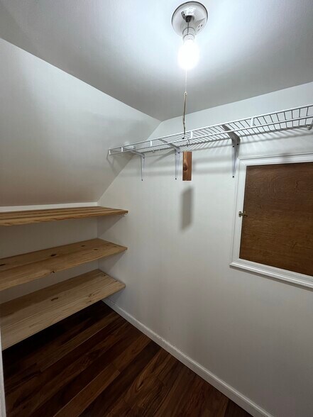 Building Photo - 697 Rosehill Rd