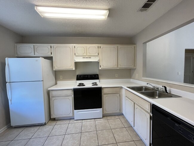 Building Photo - Apartment For Rent