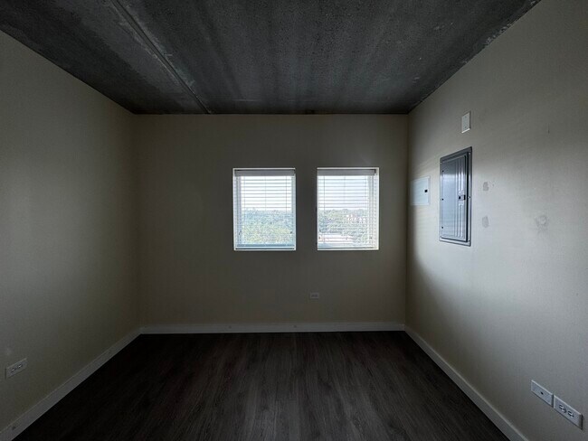 Building Photo - 1323 W Morse Ave