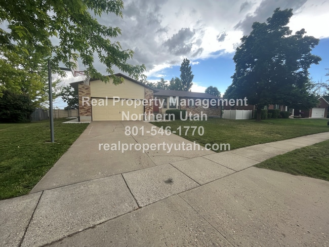 Building Photo - Large 5 Bedroom Home In Farmington Availab...