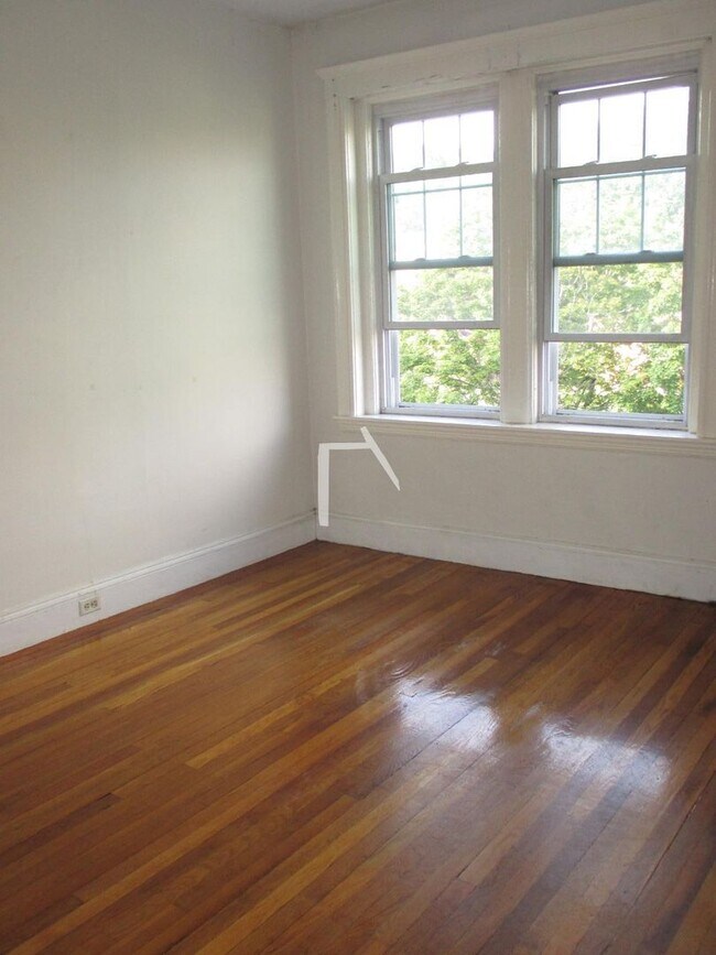 Building Photo - No Brokers Fee, No Security Deposit, Heat ...