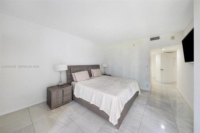Building Photo - 520 Brickell Key Dr
