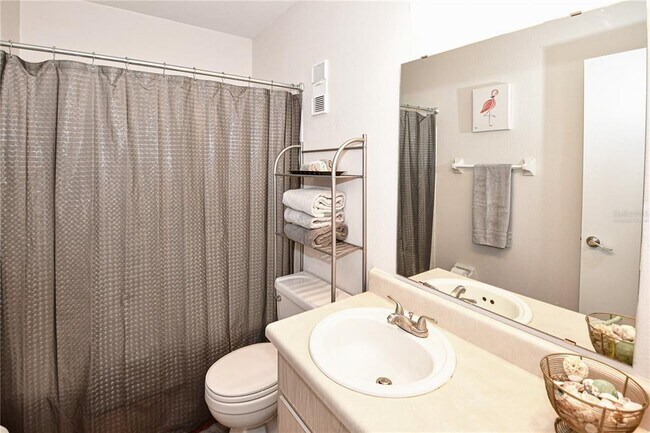 Building Photo - 204 Pompano Dr SE