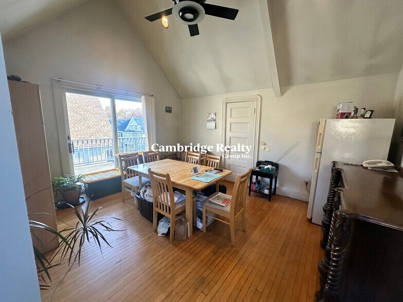 Building Photo - 147 Willow Ave