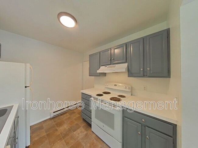 Building Photo - 515 S 15th Ave