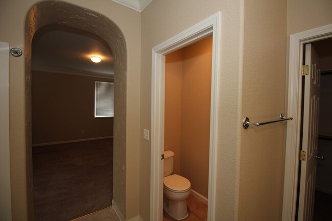 Building Photo - 4 bedroom, 2 bathroom home in Plumas Lake