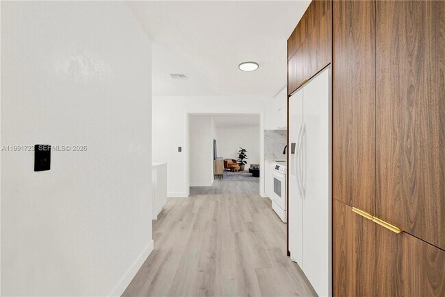 Building Photo - 51 NE 56th Ct