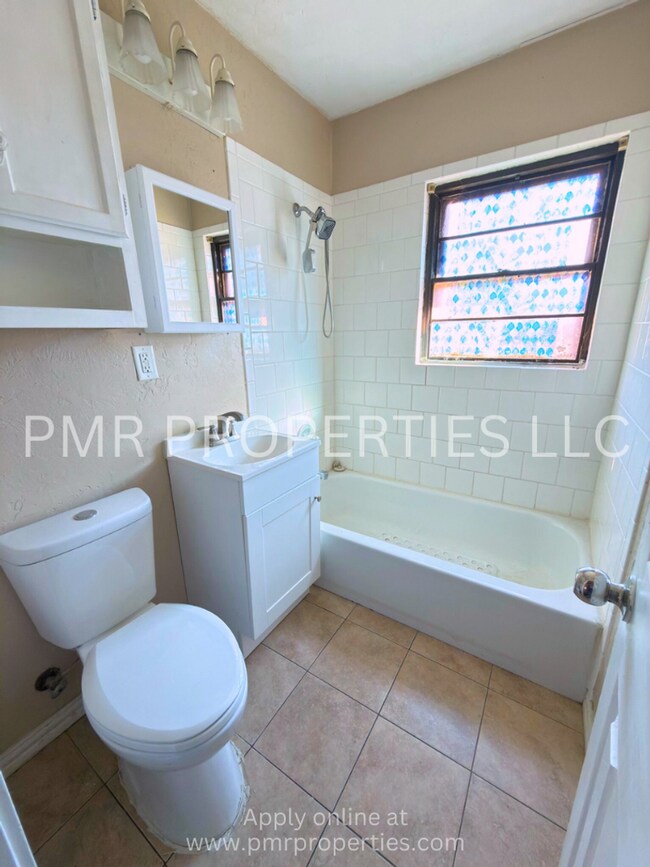 Building Photo - 2 Bedrooms/1 Bathroom House